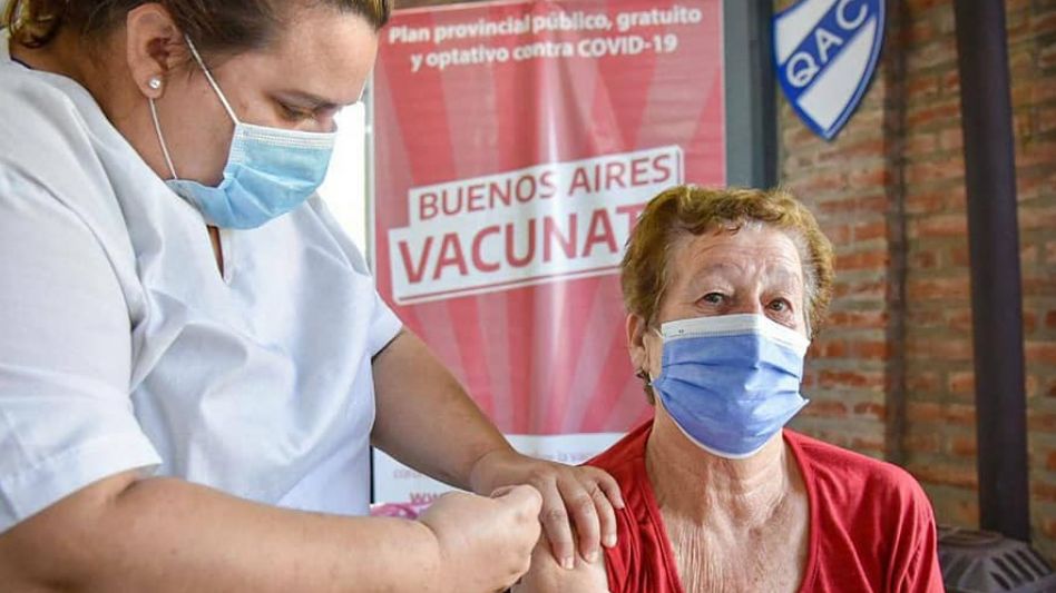El Gobierno destacó que la mitad de los vacunados bonaerenses cuenta con el esquema completo