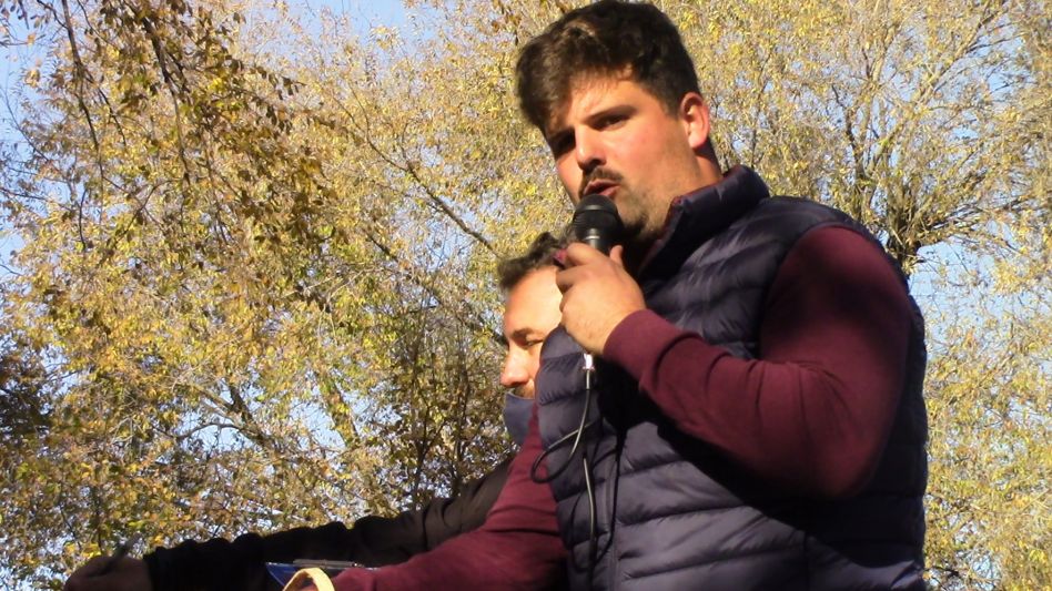 El martillero Julián Bicondoa rematando en Olavarría.