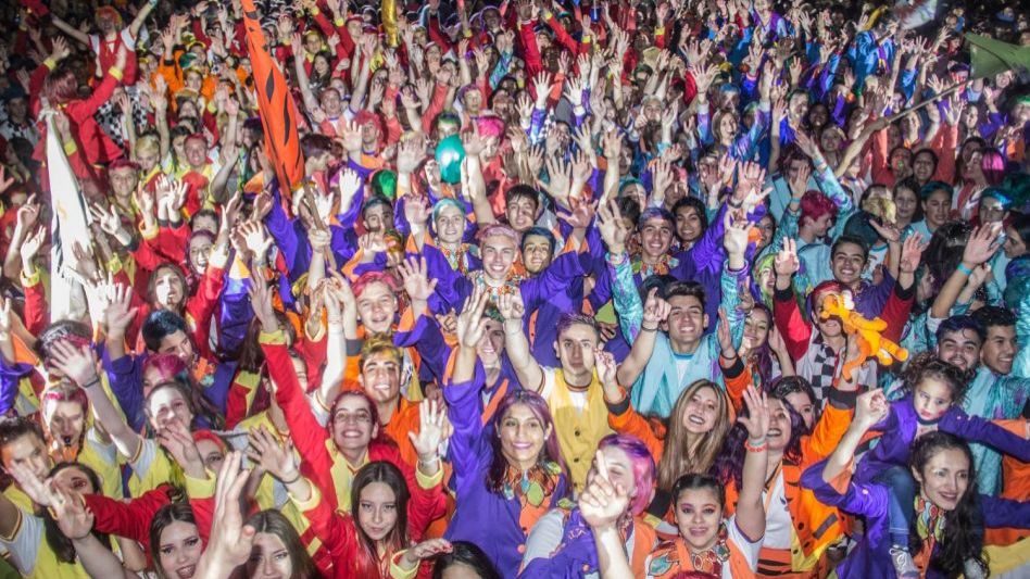 Vuelven los colores, la alegría y toda la emoción que implica sentirse promoción, el domingo a las 20 en la Plaza San Martín.  ARCHIVO EL TIEMPO 