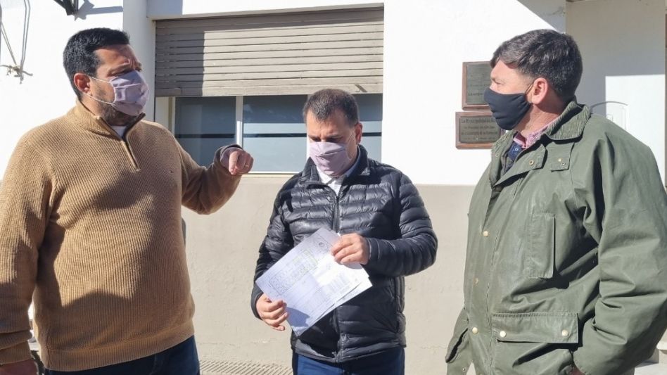 Vieyra y Bertellys junto al delegado de Chillar Rubén Steinhauser, el día que realizaron el anuncio de la entrega de 30 lotes para construir viviendas en esa localidad.