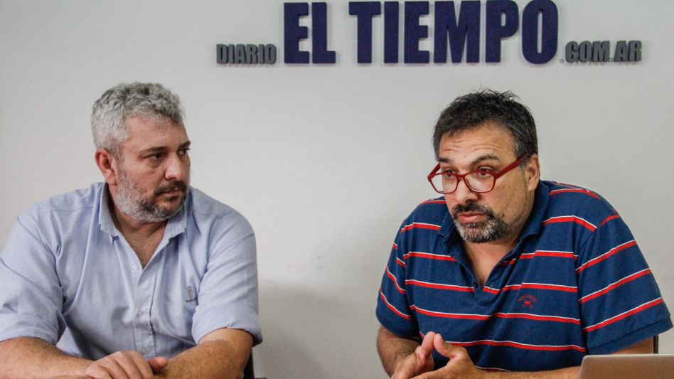 Luciano Giachetti y Pablo Cupparo, precandidatos a consejeros escolares por Dar El Paso Azul, al dialogar ayer con EL TIEMPO. ANGIE DÍAZ JACQUOT 