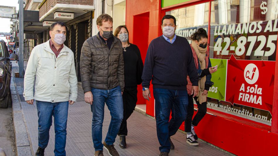 Diego Santilli caminando junto a Bertellys, Egger y Vieyra por el centro de esta ciudad.