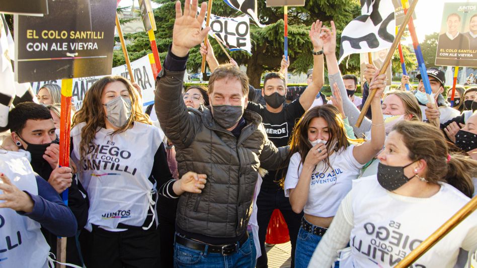 El momento en el que Diego Santilli llega a la plaza San Martín y es recibido por la juventud de Juntos.