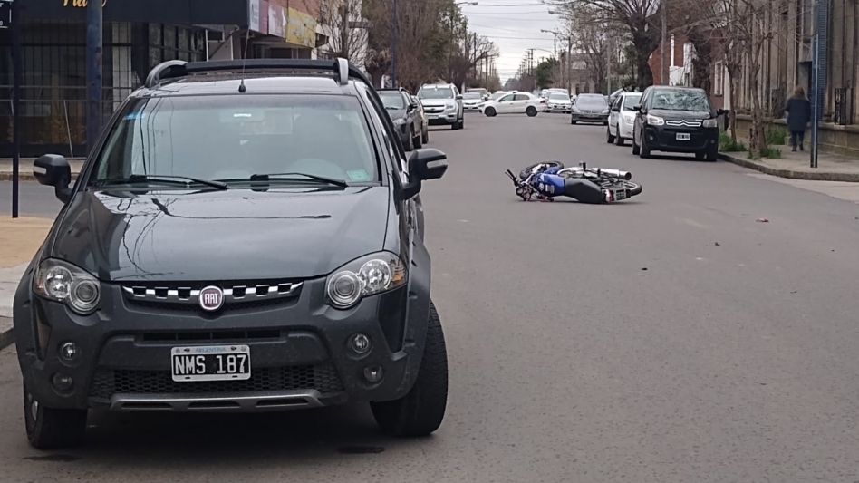 Choque entre una moto y una camioneta