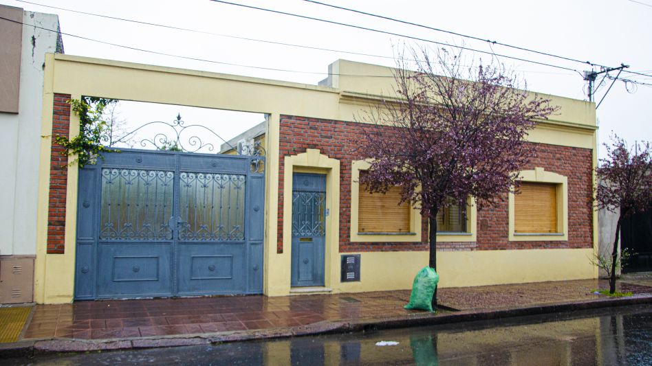 El médico que fue atacado ayer vive en una casa situada sobre la calle Lavalle entre Avenida Mitre y Prat.  NACHO CORREA