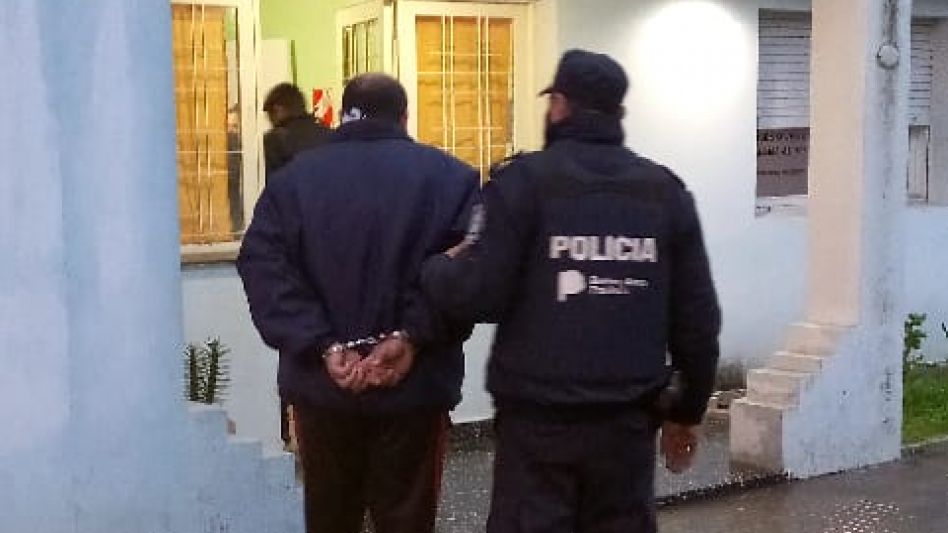 El encausado es un empleado que tiene 45 años. Fue detenido en Cacharí hace tres días. FOTOS: SUBCOMISARÍA CACHARÍ/PBA