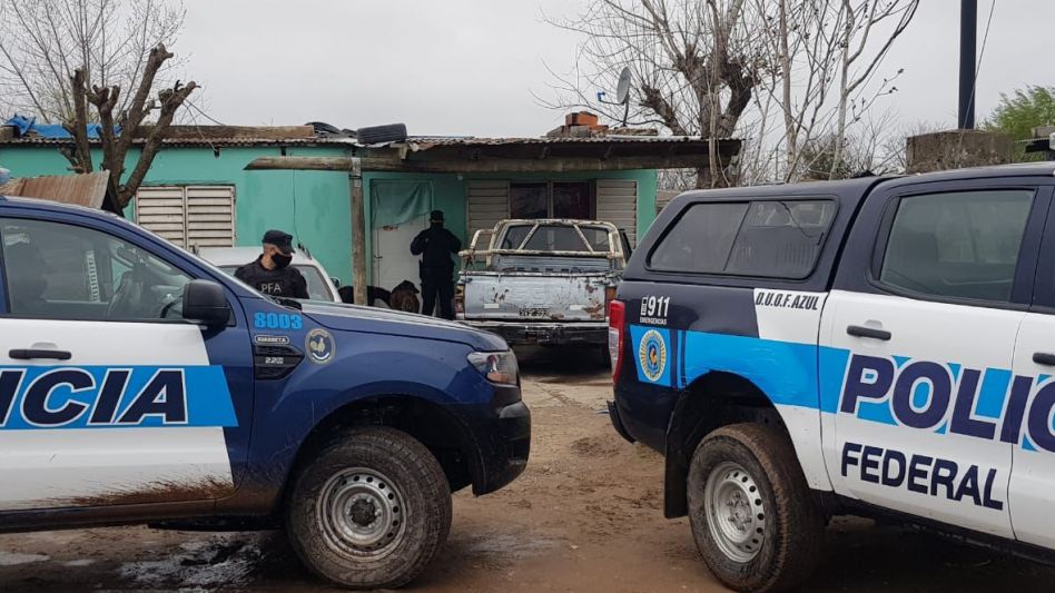 El procedimiento se llevó a cabo ayer jueves en una casa situada en la calle Fournier. Se incautaron cocaína, dos carabinas y dinero. FOTO: PFA/DELEGACIÓN AZUL