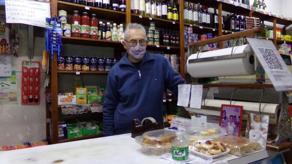 Raúl Tornabene, propietario de Trabuco, la tradicional despensa y fiambrería de Belgrano casi Burgos, que próximamente bajará sus persianas para siempre.