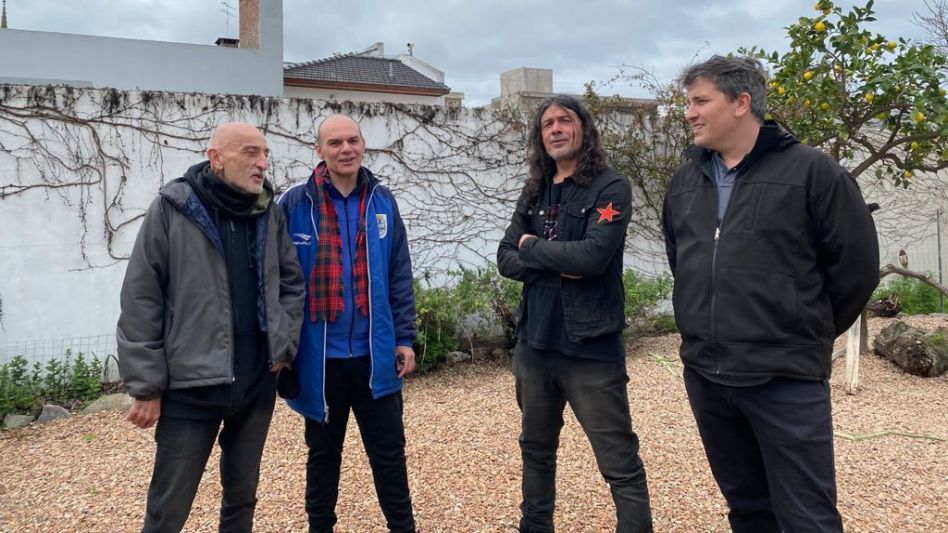 Los entrevistados junto a uno de los colaborador de esta movida, Matías Peluffo.    GENTILEZA ALICIA LAPENTA