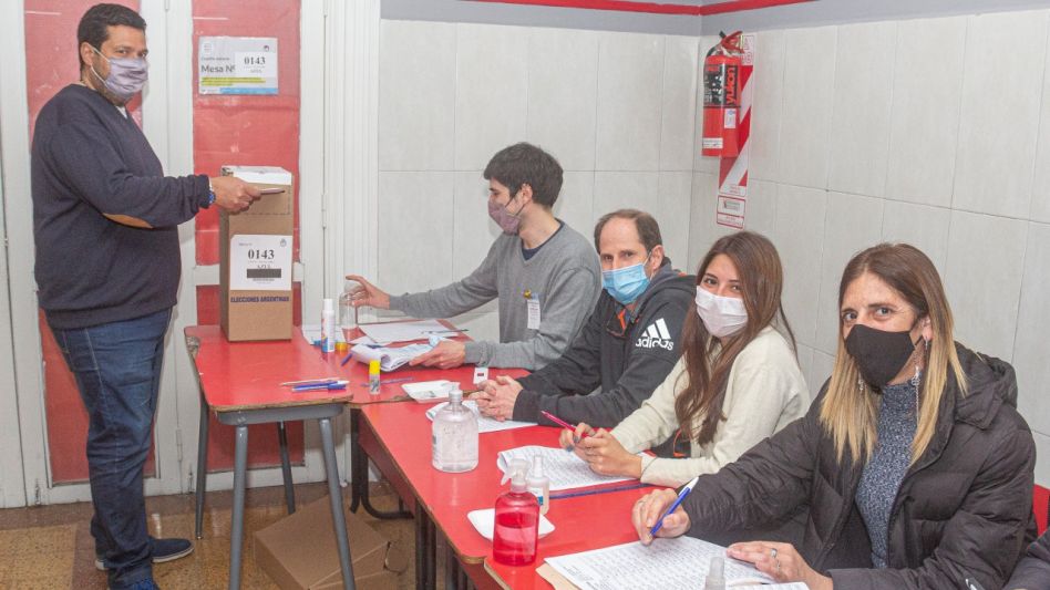 En horas del mediodía y cuando había una larga fila de vecinos esperando, el precandidato de Juntos sufragó en la Escuela Mariano Moreno.