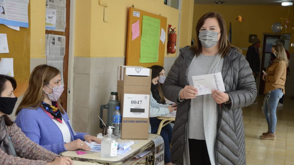 La senadora y precandidata Lucrecia Egger votó en la Escuela 2.