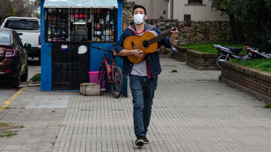 En la mesa donde sufragó Mainqué Lema -de él se trata- interpretó una canción folclórica, al mismo tiempo que votaba y festejaba de esta manera sus 29 años de vida. FOTO: AG