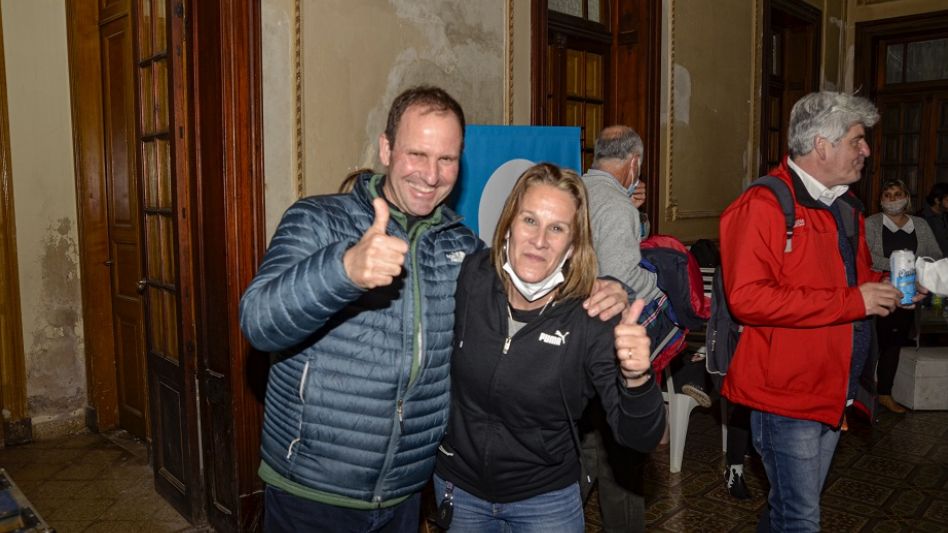 Natalia Colomé y Juan Louge durante los festejos por la excelente elección realizada el domingo por el espacio político Podemos Azul. ADRIAN GELOSI