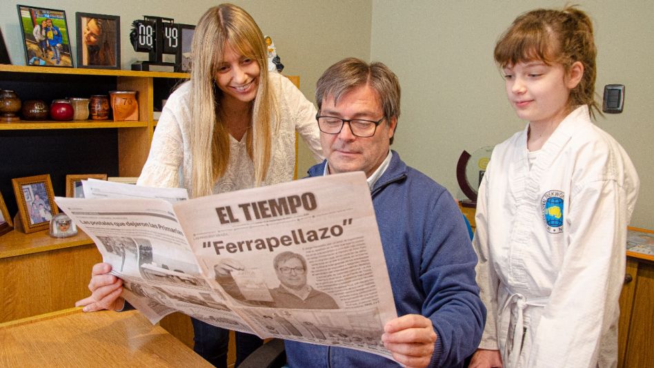Jorge Ferrarello, junto a sus hijas Francisca y Matilda. NACHO CORREA
