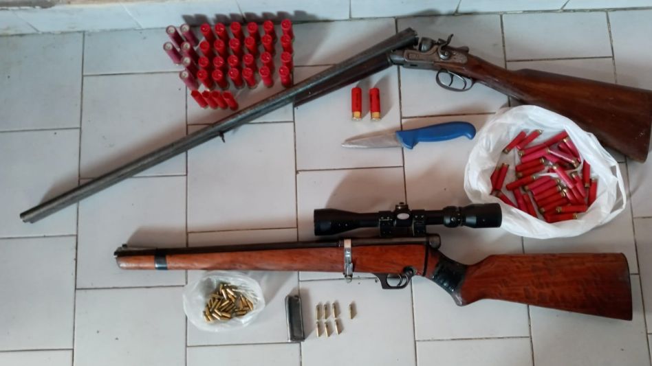 Una escopeta, una carabina, proyectiles y un cuchillo fueron hallados por la Policía durante el allanamiento donde arrestaron a un hombre por violencia de género. EPDS AZUL/PBA