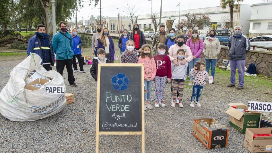 La unión hace la fuerza: grandes y chicos fueron parte de la sexta jornada de limpieza y separación de residuos que se realizó el sábado pasado en el ingreso al Parque Municipal.