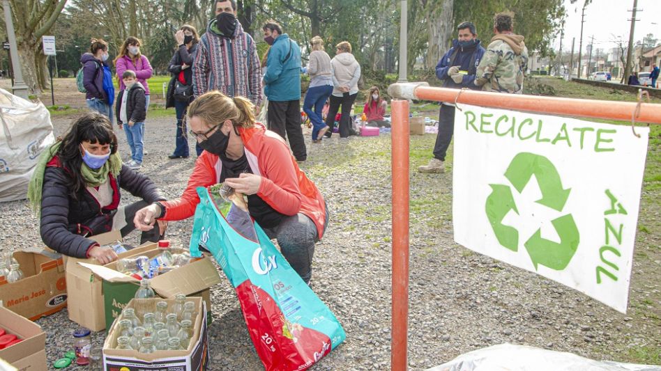 Frascos y botellas de vidrio que acercaron los vecinos y que desde Punto Verde Azul fueron entregadas a aquellos emprendedores locales que las necesitan para reutilizarlas y envasar sus producciones.