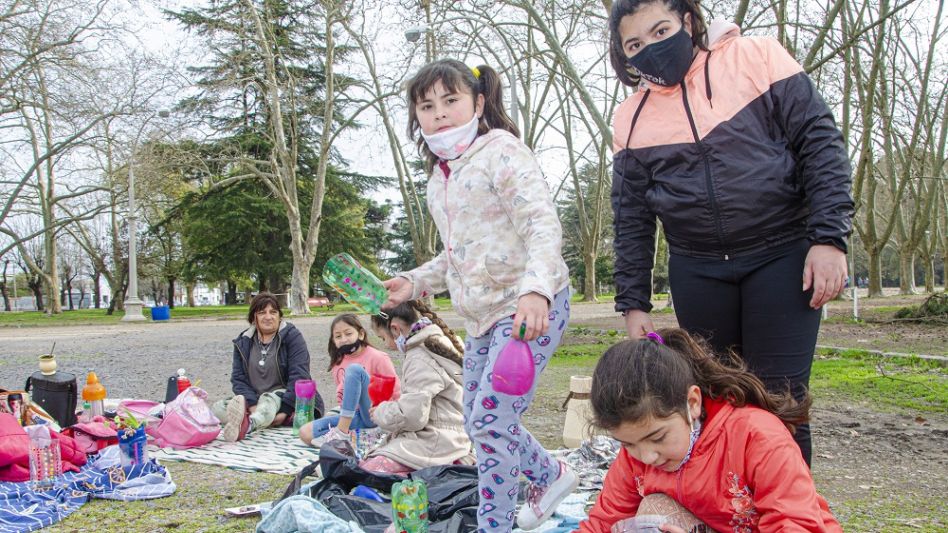 Un grupo de niñas y niños estuvieron presentes y formaron parte de un taller de reciclado que se brindó en la sexta jornada que organizó la agrupación ambientalista local. NACHO CORREA