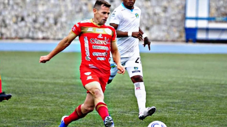 Jugando en Guatemala frente al Club Comunicaciones.