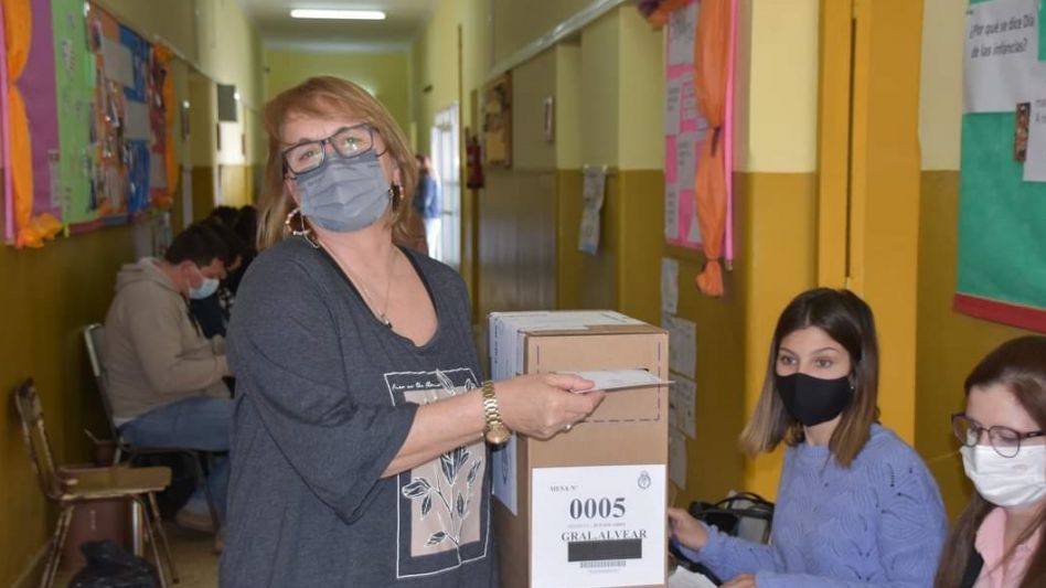 Silvia Cappelletti, por la UCR en el momento de votar, el domingo. El radicalismo se impuso en las PASO. GENTILEZA JUAN JOSÉ GUILLÉN
