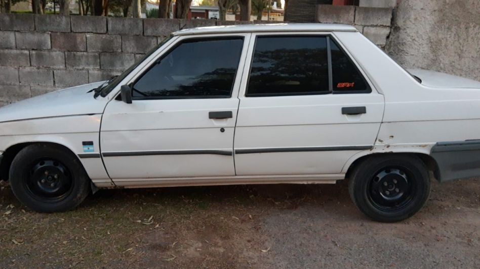 Un Renault 9, el auto que manejaba el joven que había sido retenido. FOTO: DESTACAMENTO BALNEARIO AZUL/PBA       