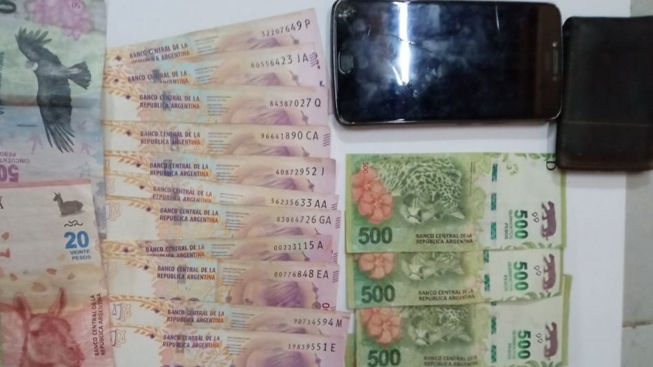 El dinero incautado en poder del adolescente, tras haber cometido este violento episodio delictivo en perjuicio de una jubilada de 81 años. FOTO: SECCIONAL PRIMERA AZUL/PBA