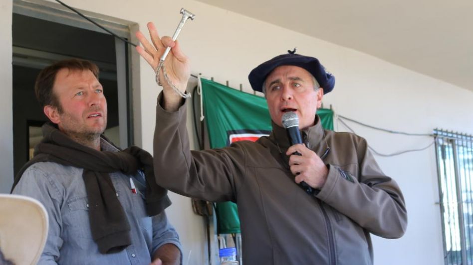 Lisandro Falabella y su martillero Juan Wallace en Olavarría.