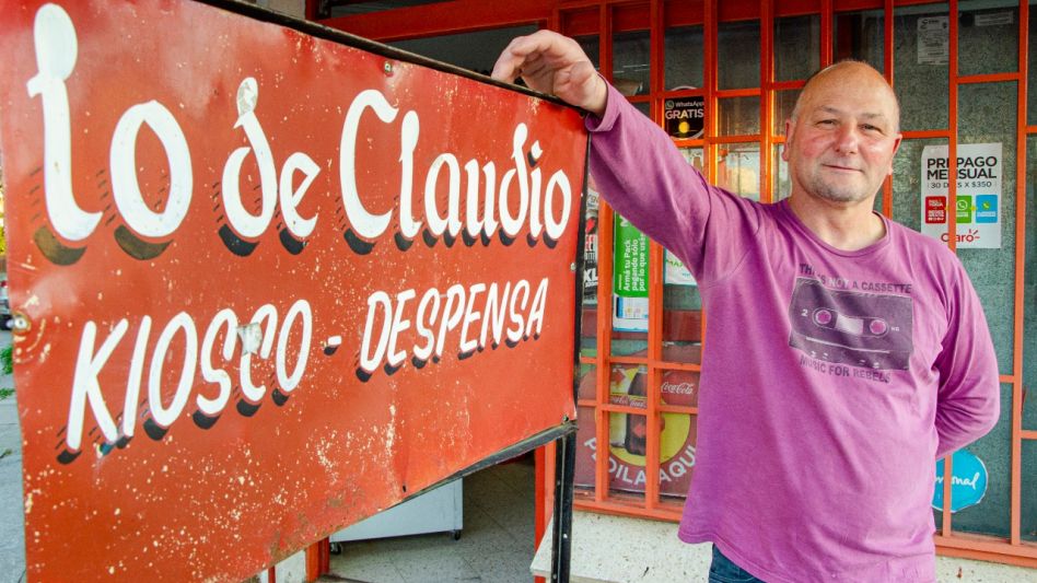 El presidente del Centro de Almaceneros de Azul (CALMA), Claudio Tiso, en la vereda de su local comercial. FOTO: NACHO CORREA