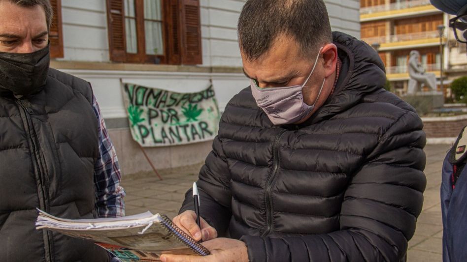 Bertellys el día que acompañó con su firma a las organizaciones que trabajaron para que se apruebe la ordenanza sobre cannabis medicinal.