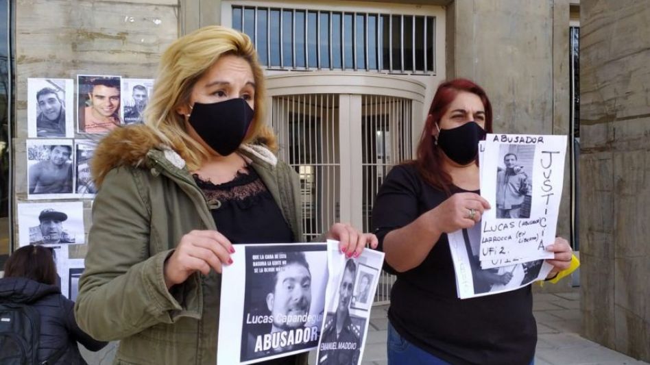 Marita González durante uno de los escraches que realizaron a distintos vecinos involucrados y denunciados en casos de abuso sexual y violencia de género.