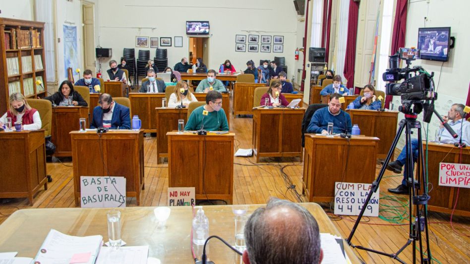 En varias bancas se pudieron ver carteles relacionados con el pedido del cumplimiento de ordenanzas que apuntan al cuidado del medio ambiente. NACHO CORREA