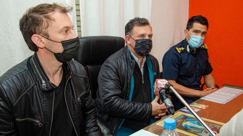 El fiscal Lucas Moyano, el fiscal General Marcelo Sobrino y el comisario Mayor José Luis Bertarini dieron detalles de este operativo antidrogas que tiene a una mujer y un varón aprehendidos. 