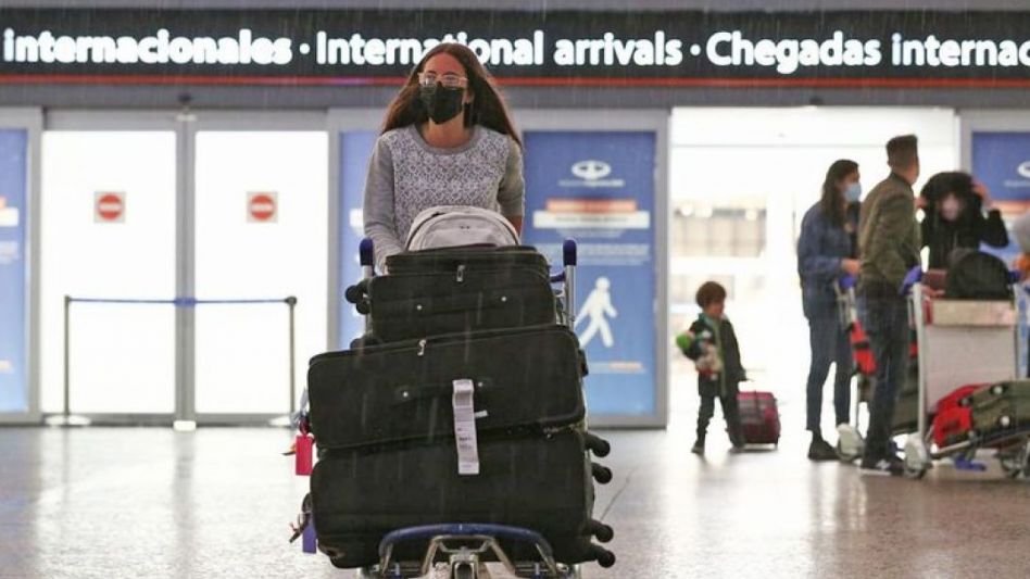 Desde este viernes, residentes vacunados con dos dosis no deberán aislarse al regresar al país