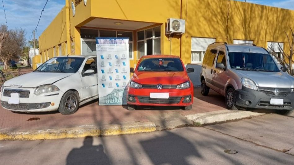 Dos autos y un utilitario. Los usaron los considerados autores de este hecho y después incautó la Policía.  POLICÍA COMUNAL TAPALQUÉ