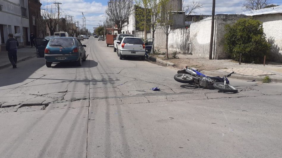 La mujer que guiaba el rodado menor tuvo que ser trasladada al hospital. FOTO: CPA