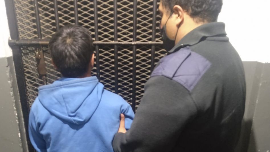 Los hombres arrestados fueron trasladados a la comisaría primera. FOTOS: CPA Y SECCIONAL PRIMERA/PBA