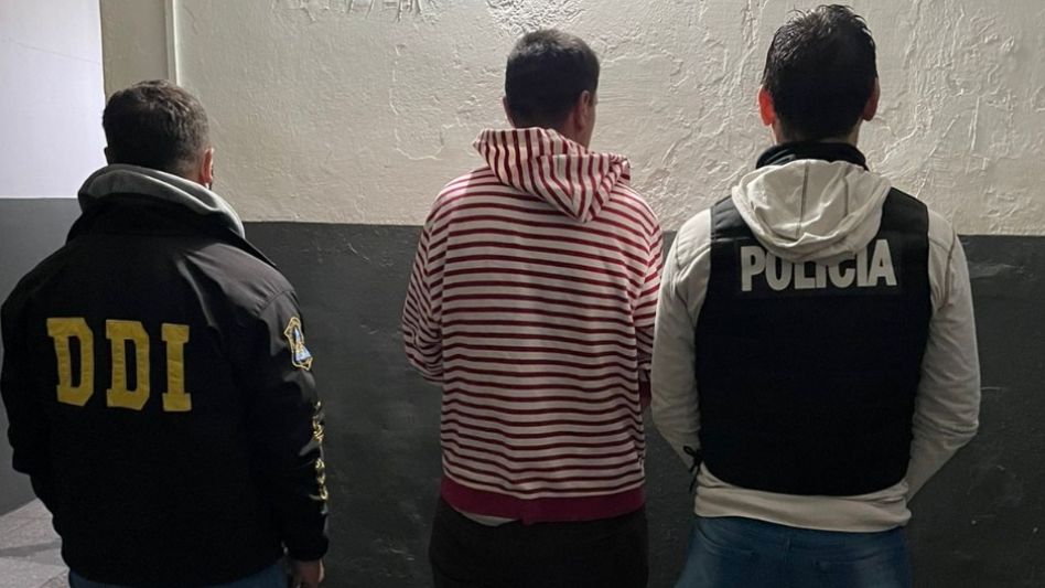 El imputado figura con actual domicilio en Mar del Plata. Policías de la Primero y la DDI Azul lo arrestaron en la Terminal. DDI AZUL/PBA