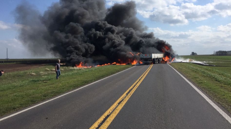 Tres muertos carbonizados tras el  choque de camiones en la Ruta 205