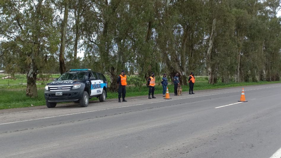 Policías de la Federal incautaron marihuana que era llevada en un auto, durante un procedimiento en una de las rutas de acceso a Azul. FOTOS: PFA/DELEGACIÓN AZUL