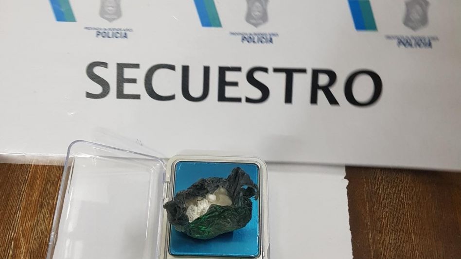 Comercialización de estupefacientes en dosis fraccionadas destinadas al consumidor, es el delito que le están imputando al joven que en General Alvear fue detenido.