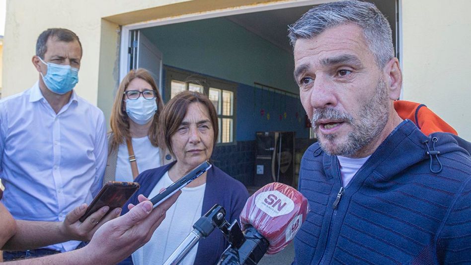 Juan Zabaleta estuvo el viernes en Azul y brindó una rueda de prensa luego de una de las actividades que encabezó en la Escuela 21. FOTOS: NICOLAS MURCIA