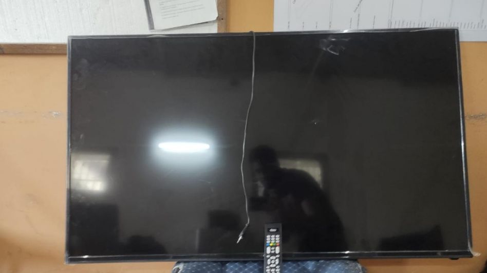 Un televisor de 55 pulgadas. Había sido robado en una casa en julio pasado y ahora personal policial lo encontró. FOTO: SECCIONAL PRIMERA AZUL/PBA