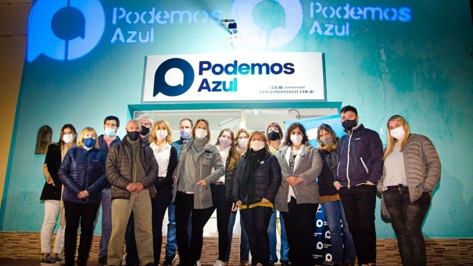 Referentes de Podemos Azul durante la inauguración de la sede con la que cuentan en la localidad de Chillar.