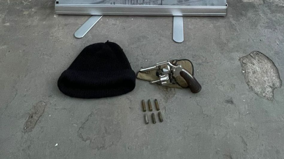 El imputado se negó a declarar por este intento de homicidio. Un revólver calibre 32 fue incautado en su casa. FOTO Y VIDEO: DDI AZUL/PBA