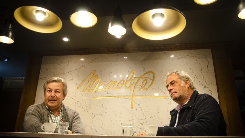 En el exterior de la estructura entran 22 sillas más. Alejandro y Enrique en diálogo con este medio.   NACHO CORREA 