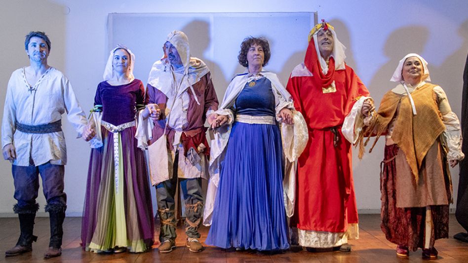 La obra de teatro que se puso en escena en Biblioteca Cáneva contó con el acompañamiento del público.  FOTOS PRTENSA MUNICIPAL/ LUCAS TEDESCO   