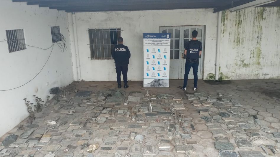 Las placas y los demás elementos recuperados por la Policía. Al parecer, cuando estaban listos para ser reducidos por quienes han cometido estos robos en el Cementerio Municipal de Azul. 