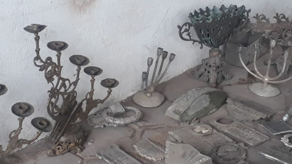 Hallaron placas de bronce que habían sido robadas del cementerio