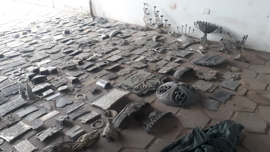 Hallaron placas de bronce que habían sido robadas del cementerio
