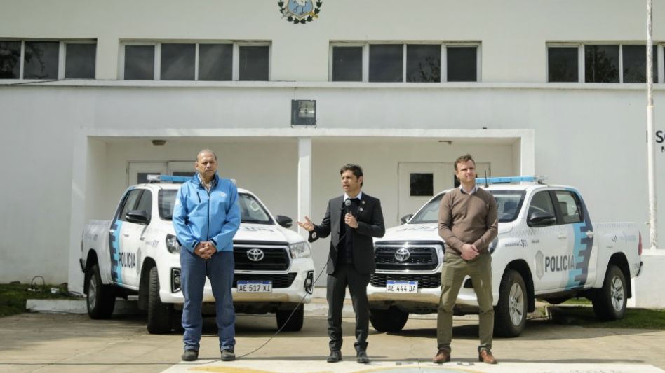 El gobernador Axel Kicillof entregó ayer diez nuevos móviles policiales al intendente Hernán Bertellys. PRENSA MUNICIPAL  